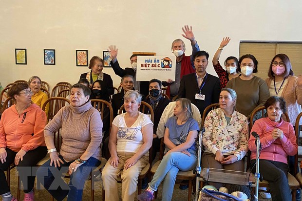 Vietnamese charity presents gifts to needy Czech people on Christmas